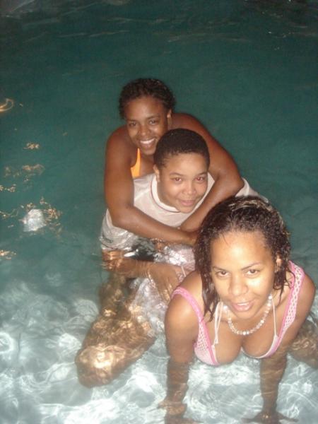 the famili  in the swiming pool
